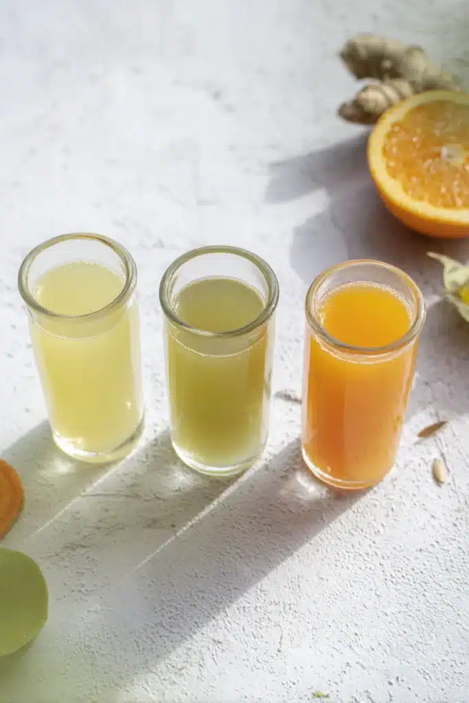 Trois variantes colorées de la recette du mounjaro naturel dans des petits verres