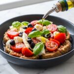 Recette régime crétois avec paximadia à l'ail et tomates juteuses pour un socle savoureux.